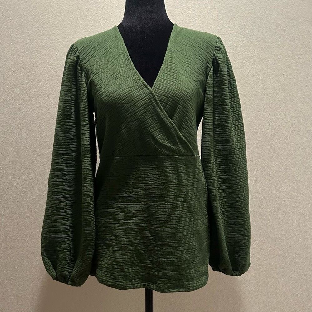 NWT Medium Maternity Longsleeve Mamalicious Green Vneck Blouse